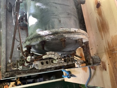 Een koperen ketel, aluminium tegeflenzen, stalen boutjes &amp; moertjes en rvs ringen; hoezo spanningscorrosie?!