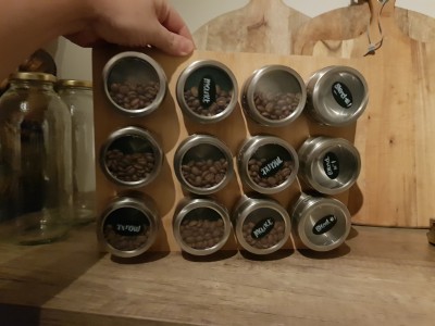 Ik heb hem een paar minuten verticaal gehouden, en daar was niks aan de hand. Hoe dit over tijd van dagen gaat, is een gok, maar ik verwacht dat het wel kan