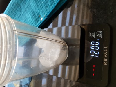 Allereerst, 120 gram ijsblokjes. Zowel bij deze stap als anderen: Dat ik op nagenoeg ronde getallen uitkwam is stom toeval, haha