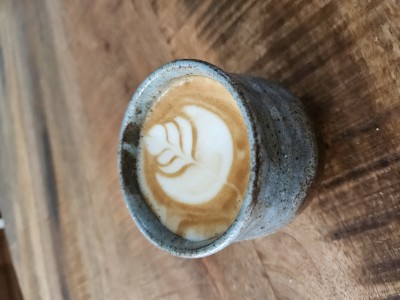 Mijn eerste cappuccino ging gelijk aardig goed. wat een beest van een machine.