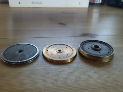 rechts de originele steunplaat, midden de nieuwe.