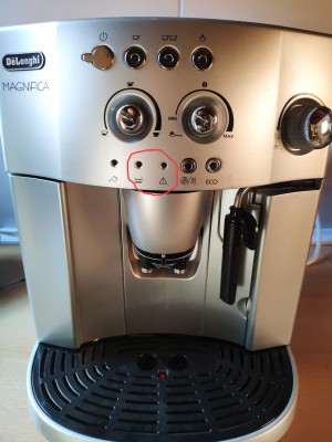 Dit zijn de twee controle lampjes die gaan branden nadat de hele voorbereiding (malen, pompen etc.) heeft voltooid en de koffie zou moeten beginnen met uitstromen